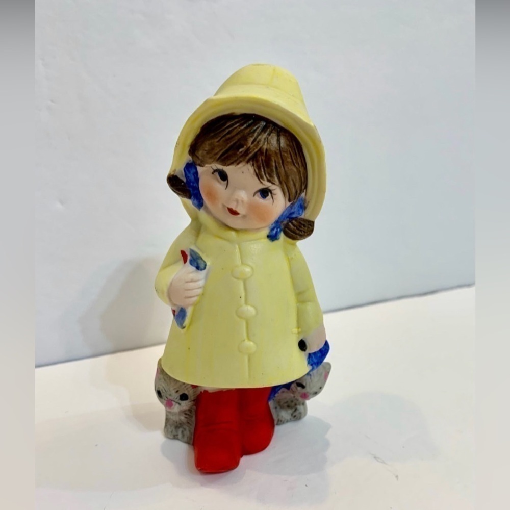 Jasco Potpourri Figurine Vintage Pomander Girl Yellow Raincoat Kittens Figurine